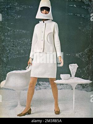 Un costume de garbardine en laine blanche de Cardin. Il est doté d'un col d'officier et d'un panneau avant de découpes semi-circulaires. Il est porté avec un casque de soudeur en feutre blanc. Date: 1966 Banque D'Images