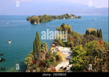 Vue de San Fermo à l'île de Garda (Isola del Garda). Italie, Europe. Banque D'Images
