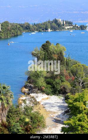 Vue de San Fermo à l'île de Garda (Isola del Garda). Italie, Europe. Banque D'Images