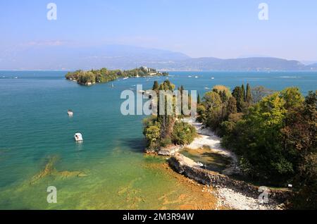 Vue de San Fermo à l'île de Garda (Isola del Garda). Italie, Europe. Banque D'Images
