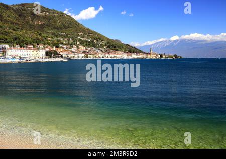 Vue sur Salo sur le lac de Garde. Italie, Europe. Banque D'Images