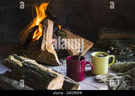 Grumes boissons près de la cheminée, résolution et haute qualité belle photo Banque D'Images