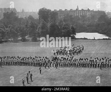Le roi George présente les nouvelles couleurs au premier bataillon des gardes irlandais, dans les jardins du palais de Buckingham, sur 28 juin 1913. Date: 1913 Banque D'Images