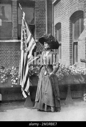Maud Elliott Roosevelt, nièce de l'ex-président Théodore Roosevelt, photographié avec la bannière étoilé (drapeau américain des étoiles et des rayures) qu'elle a porté lors d'une procession de suffragette en juillet 1910. Date: 1910 Banque D'Images