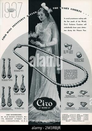 'Ciro va inévitablement assister aux cours de l'année. . .' Une variété de leurs produits scintillantes sont exposés et au milieu, une femme, peut-être un debutante, en robe de cour par Marshall et Snelgrove, portant ses perles Ciro. 1937 Banque D'Images