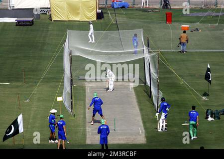 Les joueurs de l'équipe de cricket du Pakistan s'échauffent et améliorent leurs techniques de cricket lors du match d'entraînement net pour le prochain test de 3rd entre le Pakistan et l'Angleterre, au stade national de Karachi vendredi, 16 décembre 2022. Banque D'Images