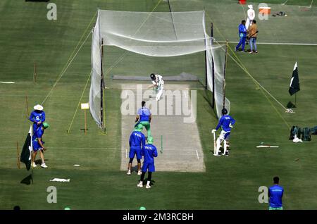 Les joueurs de l'équipe de cricket du Pakistan s'échauffent et améliorent leurs techniques de cricket lors du match d'entraînement net pour le prochain test de 3rd entre le Pakistan et l'Angleterre, au stade national de Karachi vendredi, 16 décembre 2022. Banque D'Images