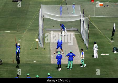 Les joueurs de l'équipe de cricket du Pakistan s'échauffent et améliorent leurs techniques de cricket lors du match d'entraînement net pour le prochain test de 3rd entre le Pakistan et l'Angleterre, au stade national de Karachi vendredi, 16 décembre 2022. Banque D'Images