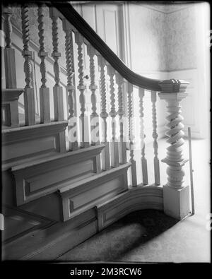 Salem, 168 rue Derby, détail intérieur, escalier, maison Richard Derby , Maisons, intérieurs, escaliers, balustrades, Newels, Derby, Richard, 1712-1783. Collection de négatifs sur plaque de verre de Frank cousins Banque D'Images