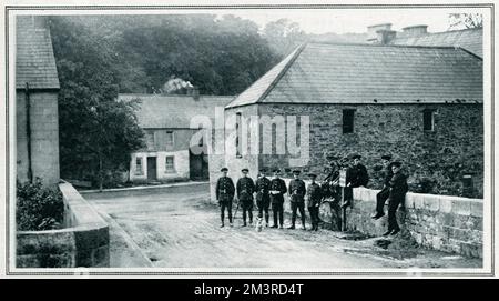 Gardes frontière fraternisant sur la frontière de l'Ulster: Le village de Pettigo (dans l'état libre) du côté de l'Ulster de la frontière (de l'autre côté du centre du pont) - montrant des soldats de l'état libre (à gauche) et R.I.C. (Ulster) hommes (à droite). Date: 1924 Banque D'Images