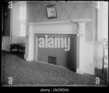 Salem, 180 Derby Street, détail intérieur, mantel, maison Benjamin Crowninsheld , Maisons, Interiors, Mantels, Crowninsheld, Benjamin Williams, 1772-1851. Collection de négatifs sur plaque de verre de Frank cousins Banque D'Images