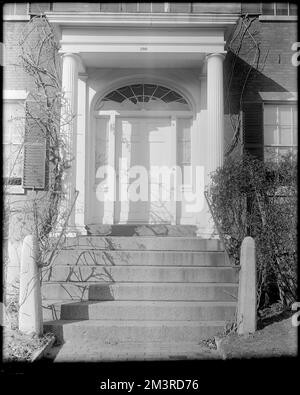 Salem, 180 Derby Street, détail extérieur, porte d'entrée avant, maison Benjamin Crowninshield, 1810 , Maisons, portes et embrasures, Crowninshield, Benjamin Williams, 1772-1851. Collection de négatifs sur plaque de verre de Frank cousins Banque D'Images