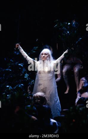 Une sorcière à MACBETH à l'Opéra National Anglais (ENO), London Coliseum, Londres WC2 05/04/1990 musique: Giuseppe Verdi libretto: Francesco Maria Piave après la traduction de Shakespeare: Jeremy Sams chef d'orchestre: Mark Elder design: Stefanos Lazaridis éclairage: Paul Pyant chorégraphe: Ian Spink réalisateur: David Pountney Banque D'Images