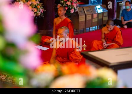 Chiang Mai, Thaïlande, 16/12/2022, des moines bouddhistes thaïlandais avec des adeptes assistent à une séance de prière pour bénir la princesse thaïlandaise Bajrakitiyabha pour sa récupération à l'intérieur du temple Wat Phan Tao, à Chiang Mai. Le patriarche bouddhiste suprême de Thaïlande a chargé les moines thaïlandais du royaume et de l'étranger de prier pour bénir la princesse Bajrakitiyabha. La princesse thaïlandaise a été admise à l'hôpital mémorial du Roi Chulalongkorn après qu'elle est tombée inconsciente le soir du 14 décembre 2022 en raison de symptômes cardiaques, a annoncé le Bureau de la maison royale le 15 décembre 2022. Banque D'Images
