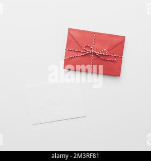 Livre blanc avec enveloppe rouge. Résolution et superbe photo de haute qualité Banque D'Images