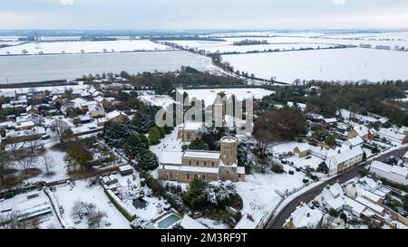 La photo datée de 12 décembre montre le village de Swaffham Prior à Cambridgeshire couvert de neige lundi matin. Le bureau met a émis du jaune Banque D'Images