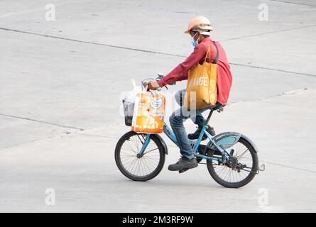 SAMUT PRAKAN, THAÏLANDE, FÉVRIER 23 2022, Un homme sur un vélo dans la rue de la ville. Banque D'Images