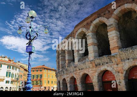 Vérone, Italie - 19 septembre 2022 : visite de l'arène de Vérone, un amphithéâtre romain de la place Bra. Il a été construit en 30 AD. Banque D'Images