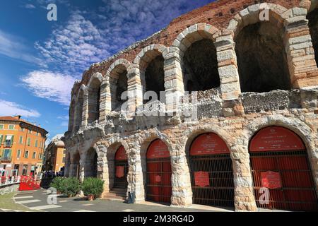 Vérone, Italie - 19 septembre 2022 : visite de l'arène de Vérone, un amphithéâtre romain de la place Bra. Il a été construit en 30 AD. Banque D'Images