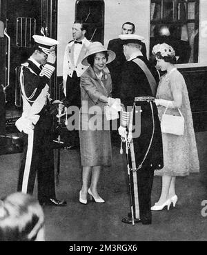 Visite officielle de deux jours au Royaume-Uni par le roi Bhumibol Adulyadej (Rama IX) (1927-) et la reine Sirikit (1932-) de Thaïlande - rencontre avec la reine Elizabeth II (1926-) et le duc d'Édimbourg (1921-). Date: 1960 Banque D'Images