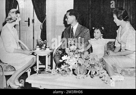 Une visite officielle en Thaïlande de la princesse Alexandra de Kent (1926-) - en photo avec le roi Bhumibol Adulyadej (Rama IX) (1927-) et la reine Sirikit (1932-) de Thaïlande avec leur fille aînée la princesse Ubolratana Rajakanya (1951-) au Palais Chitlada à Bangkok. Date: 1959 Banque D'Images