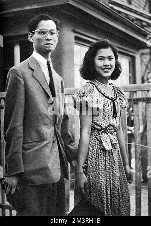 Le roi Bhumibol Adulyadej (Rama IX) (1927-) et la future reine Sirikit (1932-) alors qu'ils sont encore étudiants à Lausanne, Suisse. Date: 1949 Banque D'Images