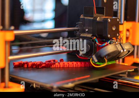 Production 3D imprimante, impression de pièces en plastique, production. 3D impression, fabrication additive, procédé de fabrication d'un objet tridimensionnel. Banque D'Images