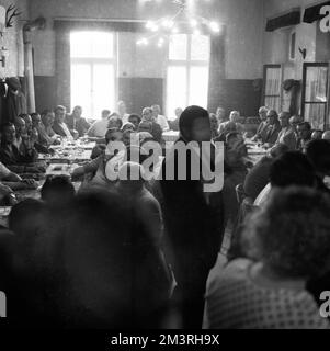 Un rassemblement de locataires protestataires dans le district de Borbeck à Essen, en Allemagne, en 1966 Banque D'Images