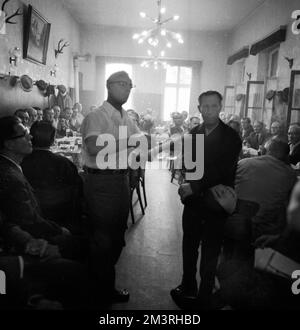 Un rassemblement de locataires protestataires dans le district de Borbeck à Essen, en Allemagne, en 1966 Banque D'Images