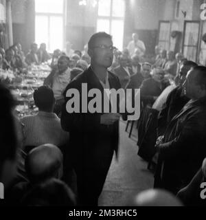 Un rassemblement de locataires protestataires dans le district de Borbeck à Essen, en Allemagne, en 1966 Banque D'Images