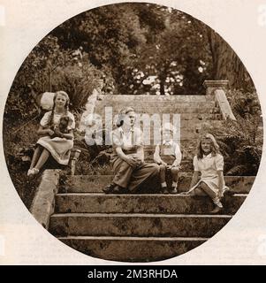 Daphne du Maurier et sa famille dans leur maison de Cornouailles: Ici sur les marches avec ses enfants, Tessa, Flavia et Christian. Date: 1945 Banque D'Images