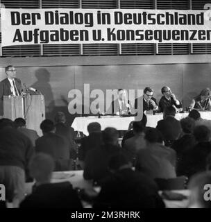 Le dialogue en Allemagne a été la devise d'une conférence des associations de jeunes de l'est et de l'Ouest en juin 1966 à la mairie d'Oberhausen Banque D'Images