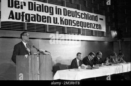 Le dialogue en Allemagne a été la devise d'une conférence des associations de jeunes de l'est et de l'Ouest en juin 1966 à la mairie d'Oberhausen Banque D'Images