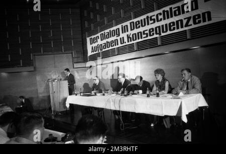 Le dialogue en Allemagne a été la devise d'une conférence des associations de jeunes de l'est et de l'Ouest en juin 1966 à la mairie d'Oberhausen Banque D'Images