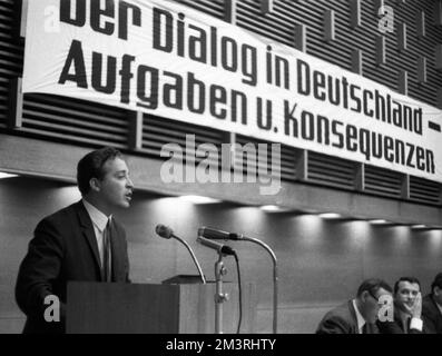 Le dialogue en Allemagne a été la devise d'une conférence des associations de jeunes de l'est et de l'Ouest en juin 1966 à la mairie d'Oberhausen Banque D'Images