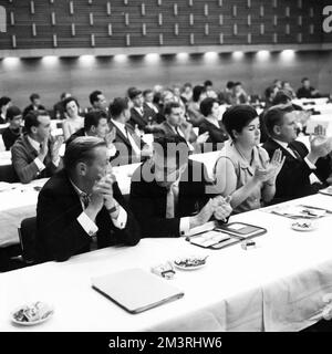 Le dialogue en Allemagne a été la devise d'une conférence des associations de jeunes de l'est et de l'Ouest en juin 1966 à la mairie d'Oberhausen Banque D'Images