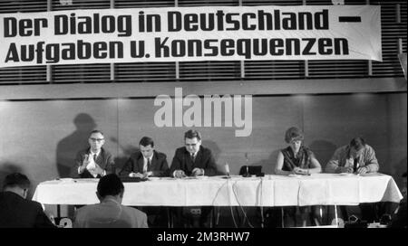 Le dialogue en Allemagne a été la devise d'une conférence des associations de jeunes de l'est et de l'Ouest en juin 1966 à la mairie d'Oberhausen Banque D'Images