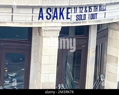 Londres, Royaume-Uni. 16th décembre 2022. L'académie 02 de Brixton est encordée par la police après une foule écrasée lors d'un concert d'Amake à Brixton. La Brixton Academy a organisé un concert de musique jeudi soir, au concert, la foule a pris le contrôle des autorités et a conduit à un écrasement de la foule. Au total, 8 personnes auraient été blessées et ont été emtransmises à l'hôpital, dont 4 sont dans un état critique. Crédit : SOPA Images Limited/Alamy Live News Banque D'Images