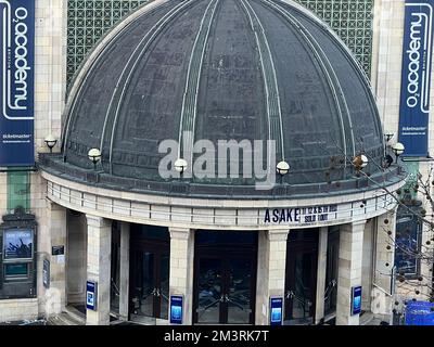 Londres, Royaume-Uni. 16th décembre 2022. L'académie 02 de Brixton est encordée par la police après une foule écrasée lors d'un concert d'Amake à Brixton. La Brixton Academy a organisé un concert de musique jeudi soir, au concert, la foule a pris le contrôle des autorités et a conduit à un écrasement de la foule. Au total, 8 personnes auraient été blessées et ont été emtransmises à l'hôpital, dont 4 sont dans un état critique. Crédit : SOPA Images Limited/Alamy Live News Banque D'Images