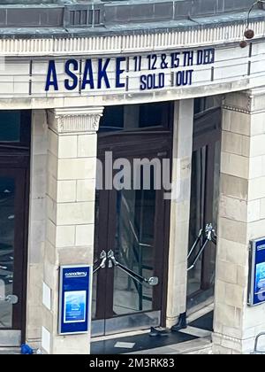 Londres, Royaume-Uni. 16th décembre 2022. L'académie 02 de Brixton est encordée par la police après une foule écrasée lors d'un concert d'Amake à Brixton. La Brixton Academy a organisé un concert de musique jeudi soir, au concert, la foule a pris le contrôle des autorités et a conduit à un écrasement de la foule. Au total, 8 personnes auraient été blessées et ont été emtransmises à l'hôpital, dont 4 sont dans un état critique. Crédit : SOPA Images Limited/Alamy Live News Banque D'Images