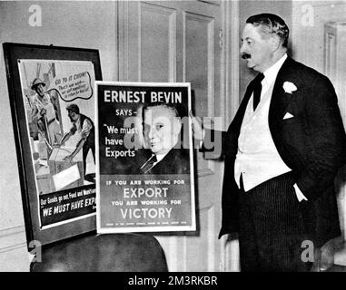 Harcourt Johnstone avec des affiches faisant la promotion de l'exportation Banque D'Images