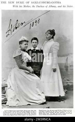 La princesse Helena de Waldeck et Pyrmont (1861 - 1922), mariée au prince Léopold, duc d'Albany, le plus jeune fils de la reine Victoria, et fille du prince de Waldeck-Pyrmont, avec ses enfants Charles Edward, 2nd duc d'Albany, duc de Saxe-Coburg-Gotha (1884 - 1954), Et sa sœur, la princesse Alice, comtesse d'Athlone (1883-1981). 1898 Banque D'Images