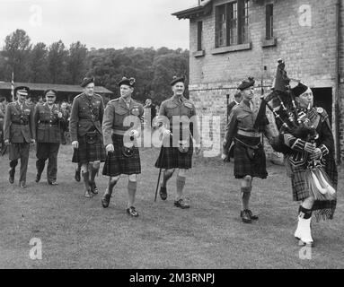 Duc d'Édimbourg visitant le Queens propriétaire des Cameron Highlanders Banque D'Images