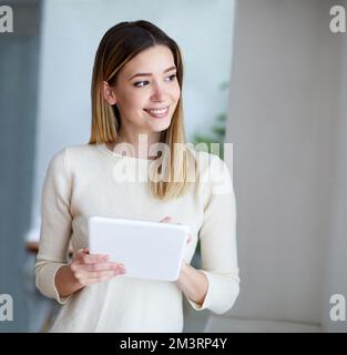 business femme d'affaires leader bourreau réunion tablette de bureau sourire portrait Banque D'Images