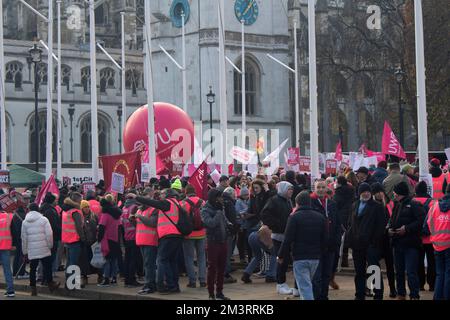 Travailleurs postaux en grève, membres du Syndicat des travailleurs de la communication manifestant sur la place du Parlement, 9 décembre 2022, Londres, Royaume-Uni Banque D'Images