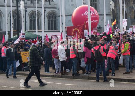 Travailleurs postaux en grève, membres du Syndicat des travailleurs de la communication manifestant sur la place du Parlement, 9 décembre 2022, Londres, Royaume-Uni Banque D'Images