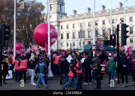 Travailleurs postaux en grève, membres du Syndicat des travailleurs de la communication manifestant sur la place du Parlement, 9 décembre 2022, Londres, Royaume-Uni Banque D'Images