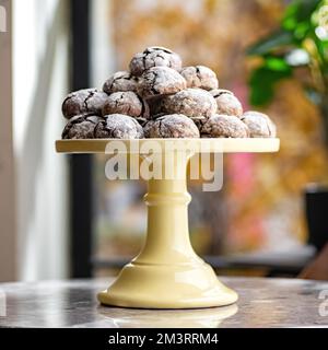 Biscuits à la neige au chocolat avec sucre en poudre sur un plateau Banque D'Images