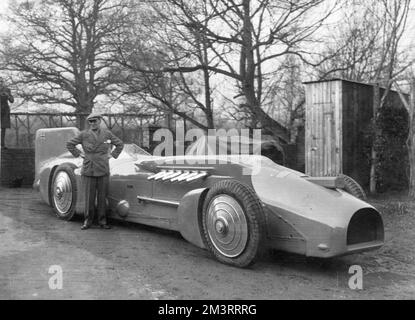 Sir Malcolm Campbell (1885-1948), automobiliste britannique et journaliste automobile, avec le Campbell-Napier-Railton Blue Bird (Blue Bird II), avec lequel il a battu le record de vitesse terrestre à Daytona Beach le 5 février 1931, atteignant une vitesse de 245,736 km/h. Date: 1933 Banque D'Images