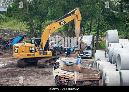 THAÏLANDE, NOVEMBRE 14 2022, un creuseur près des anneaux de béton sur un chantier de construction dans la province de Ratchaburi Banque D'Images